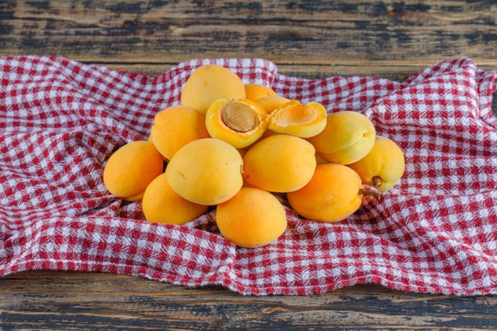 Albicocche, il frutto che porta in tavola i colori e i sapori dell’estate