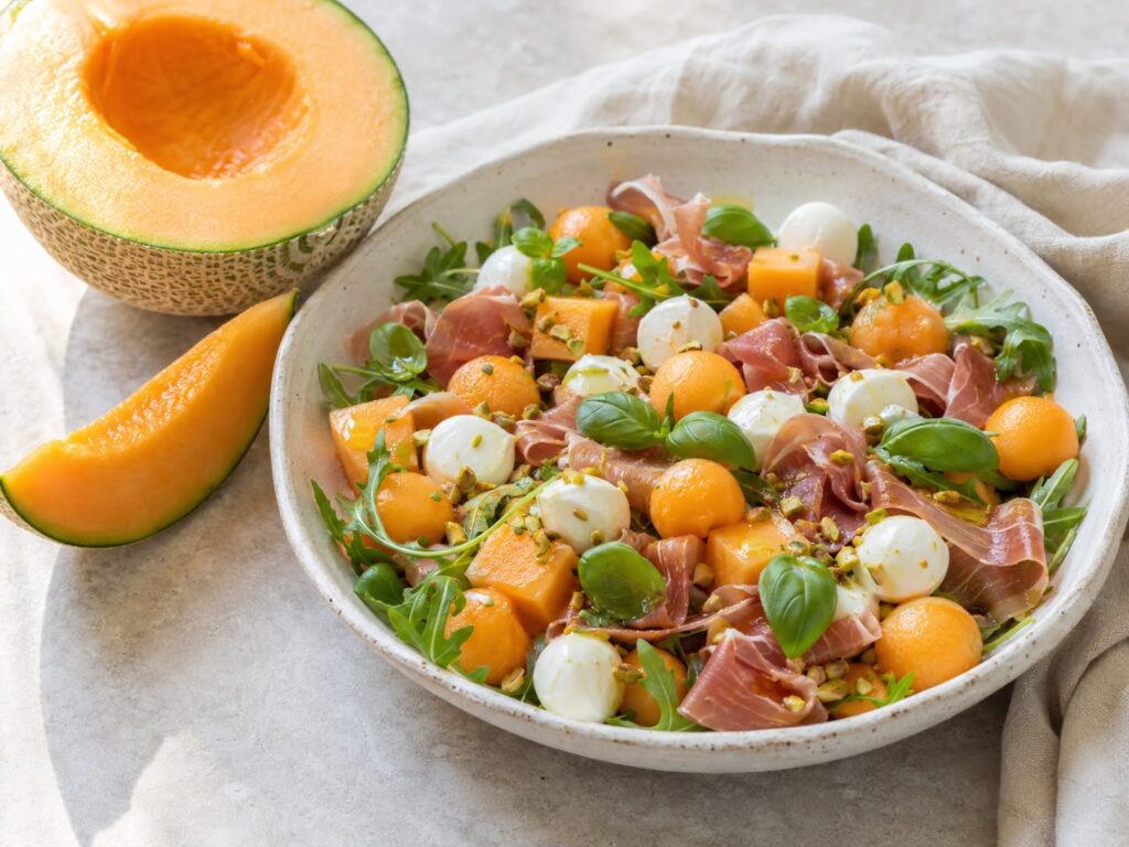 Insalata estiva di melone, prosciutto crudo e mozzarella