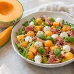 Insalata estiva di melone, prosciutto crudo e mozzarella